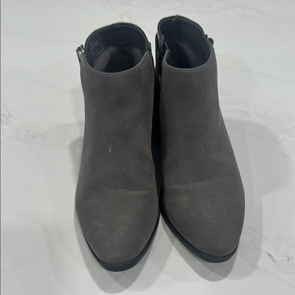 Bella Vita Women’s Sleek Gray Ankle Boots with Low Heel Size 8 - Picture 2 of 8